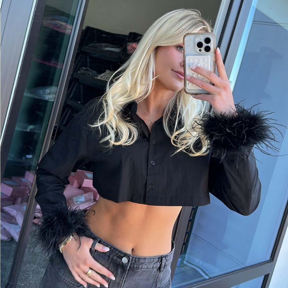NWT black cropped long sleeve top with fur sleeves! 🖤